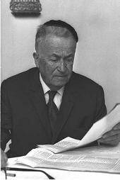 עגנון בבביתו בירושלים, 1966. צילום: לע מ