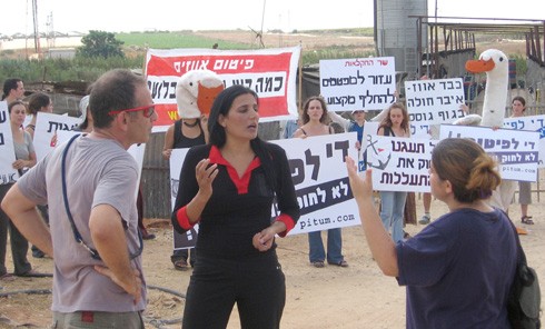 ויכוח בין בעלת מפטמה לבין מפגינים, 19.9.2005. משמאל: שי אביבי