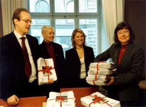 ארגון זכויות בעלי חיים שבדיה מגיש לשרת החקלאות מאה אלף חתימות לאיסור קיומם של משקים לפרוות